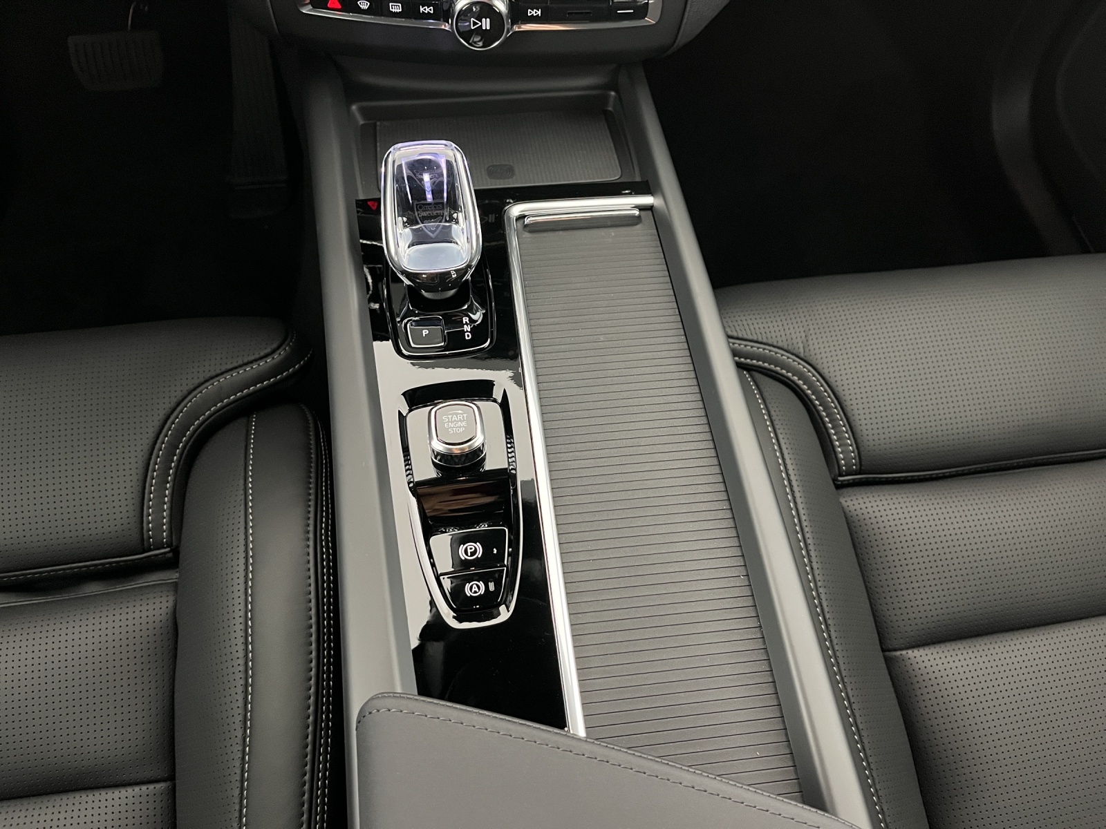 VOLVO XC60 2.0 B5 MH Black Edition AWD-image-15