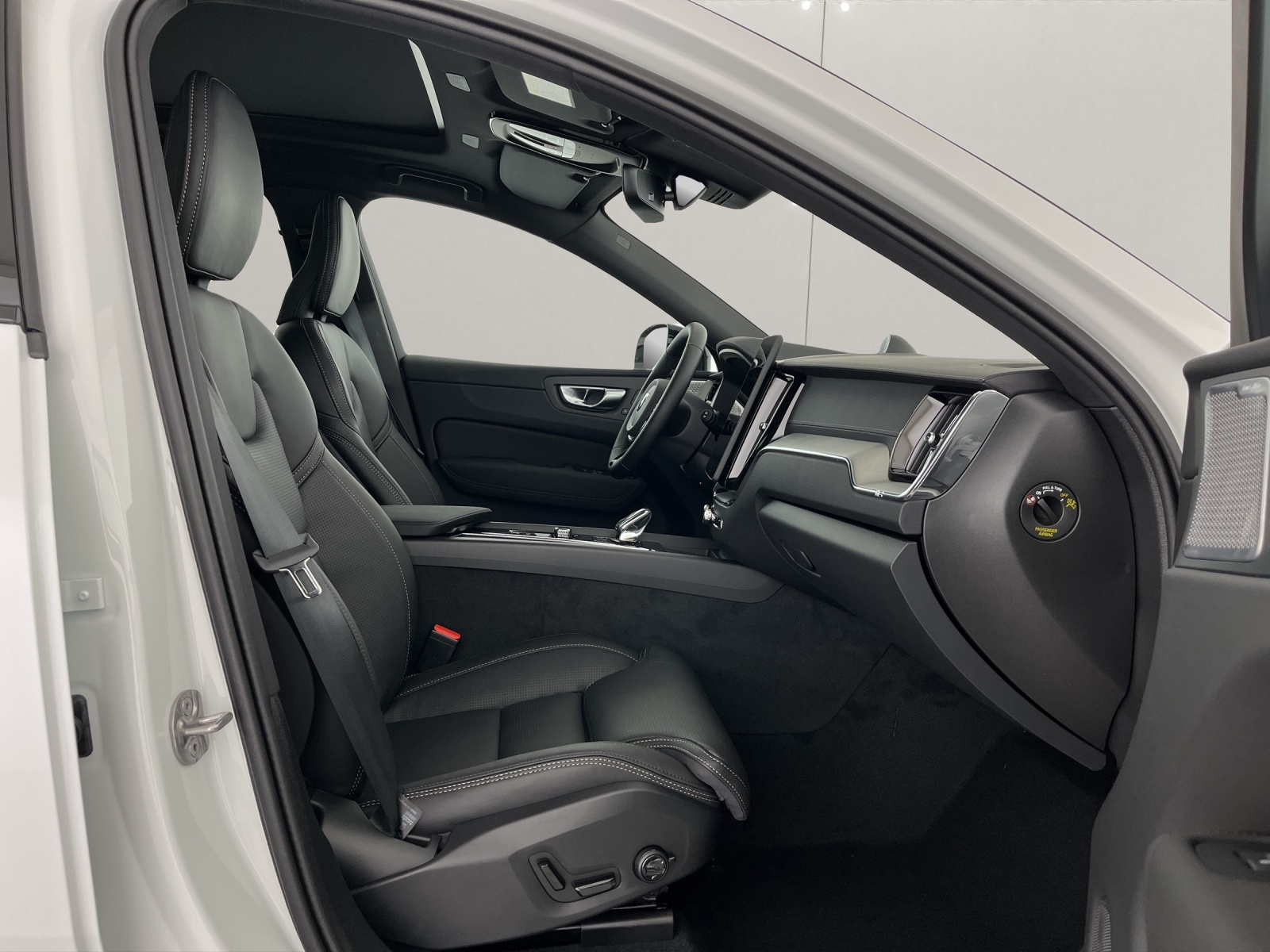 VOLVO XC60 2.0 B5 MH Black Edition AWD-image-9