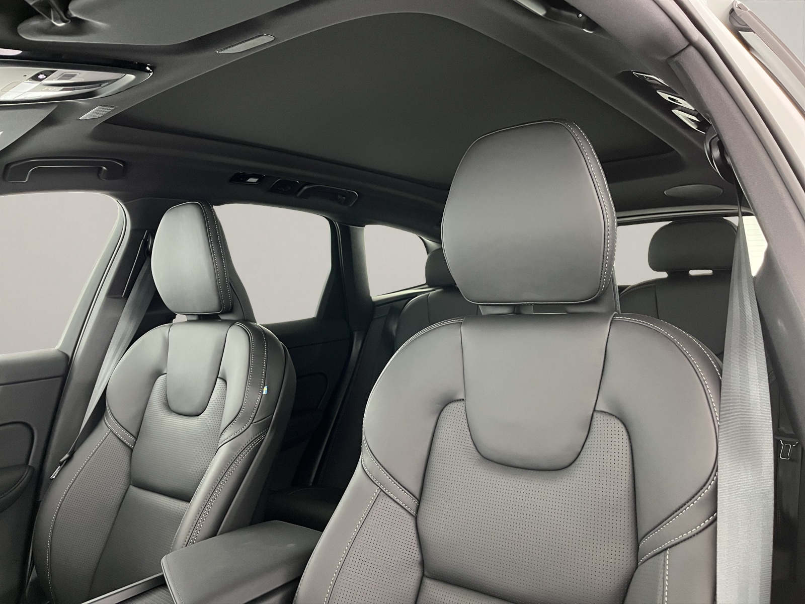 VOLVO XC60 2.0 B5 MH Black Edition AWD-image-10