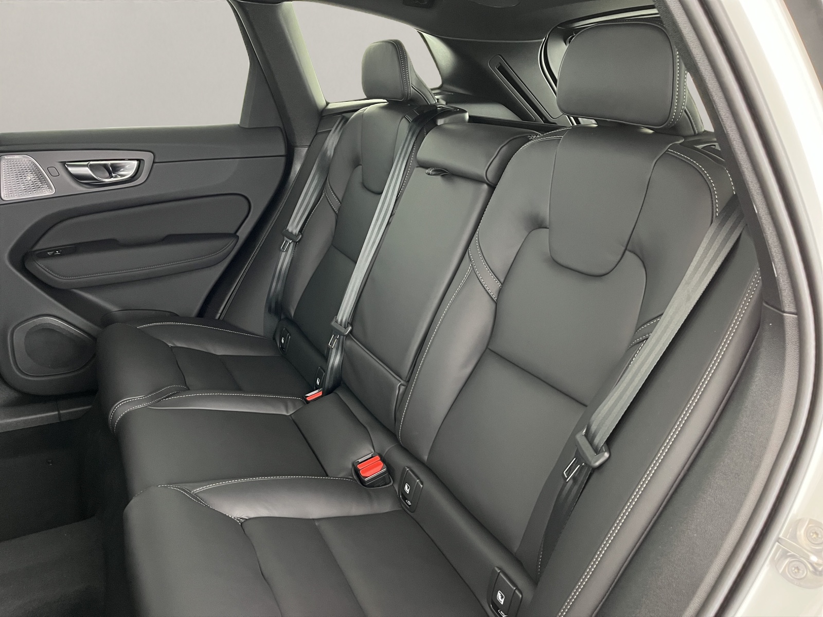 VOLVO XC60 2.0 B5 MH Black Edition AWD-image-11