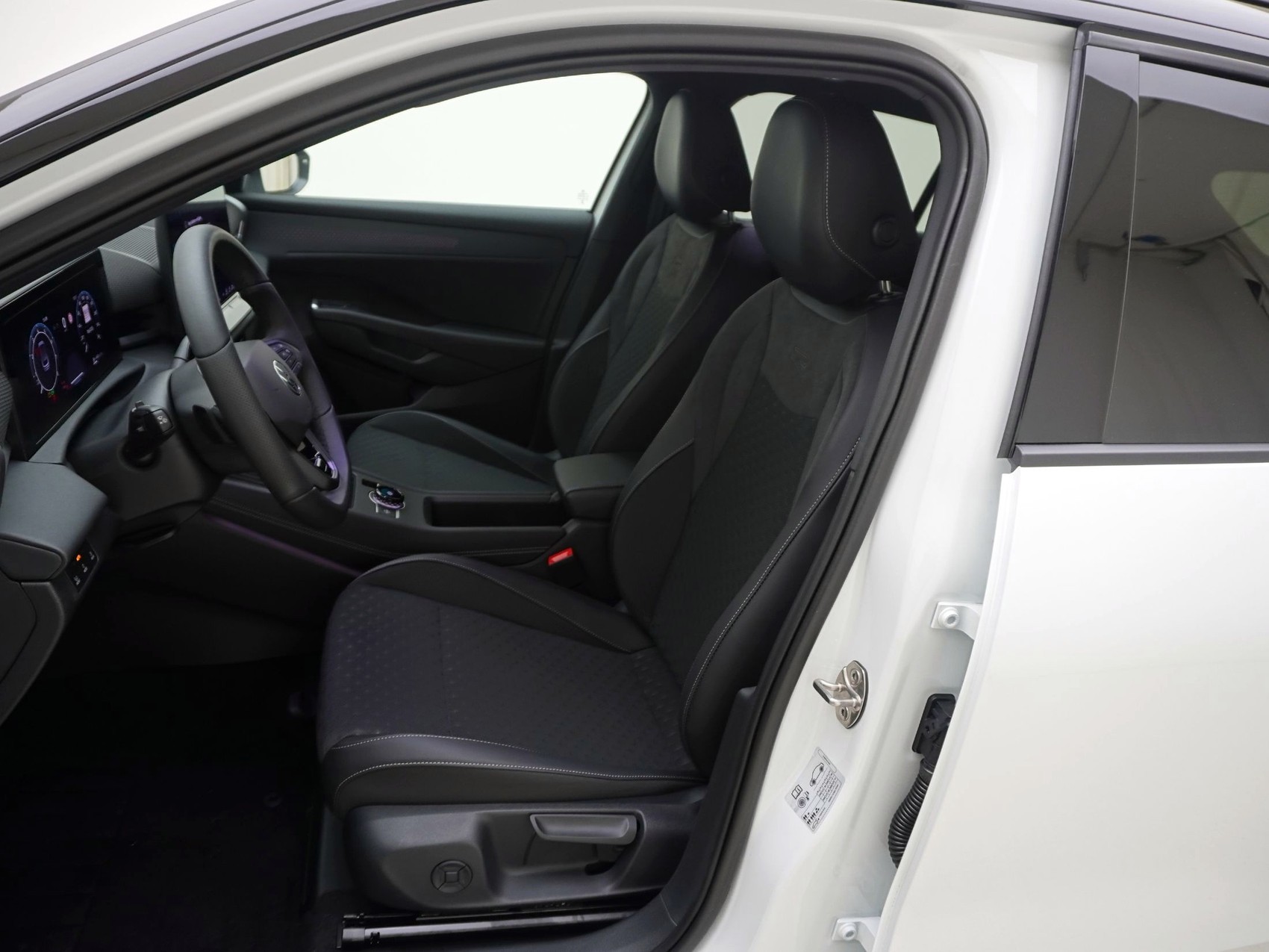 VW T-Roc 1.5 eTSI R-Line DSG-image-12