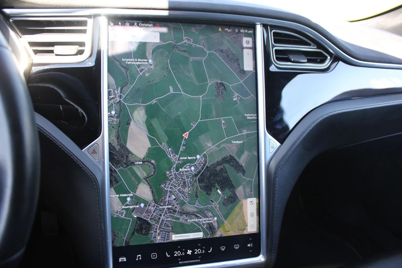 TESLA Model S 70 D-image-10