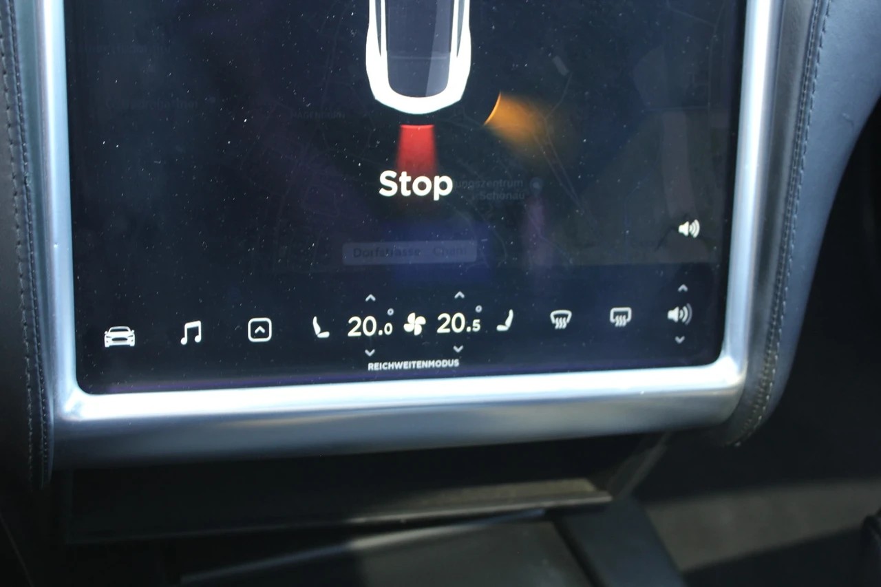 TESLA Model S 70 D-image-12