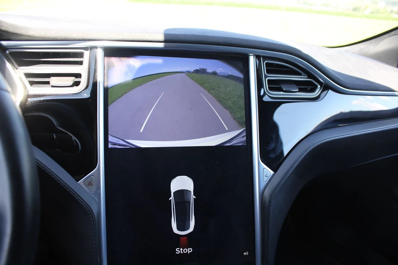 TESLA Model S 70 D-image-11