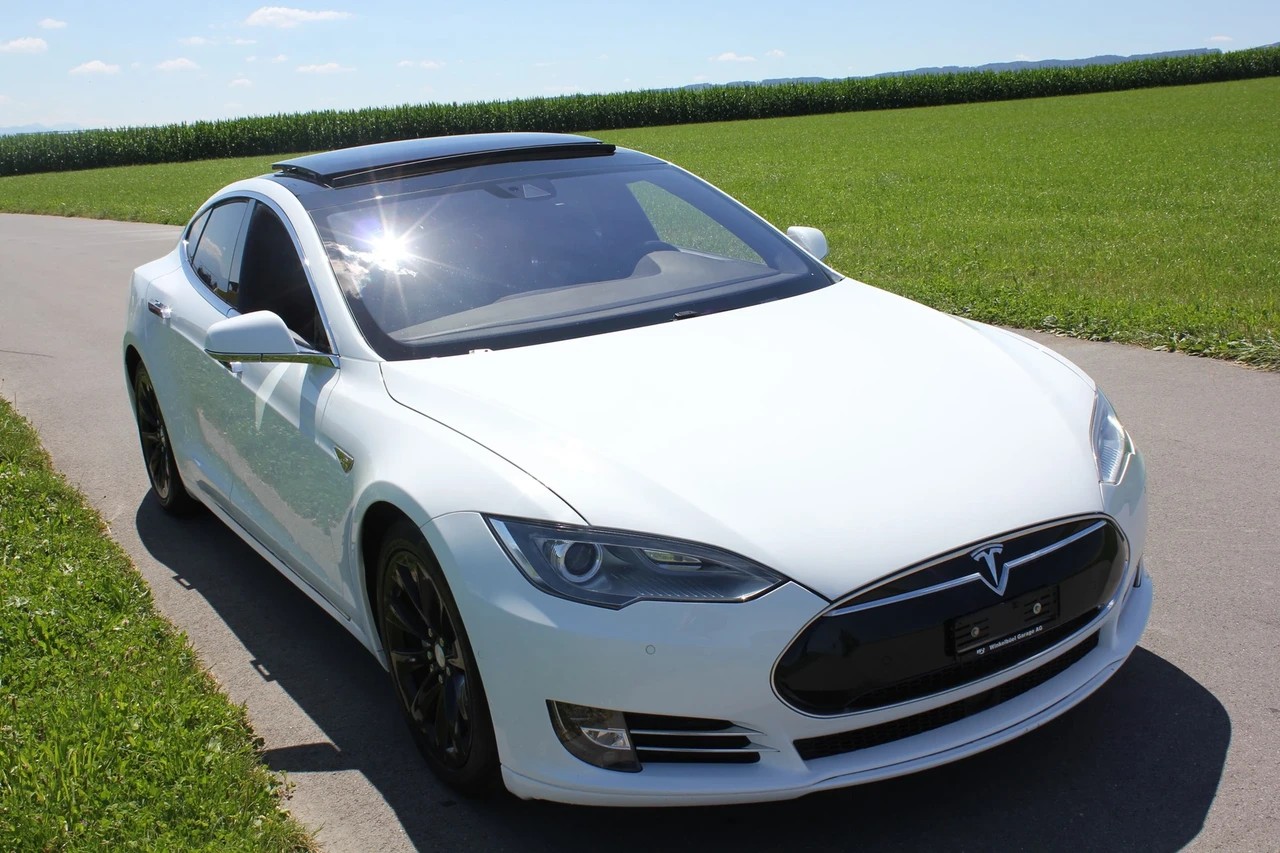 TESLA Model S 70 D-image-1