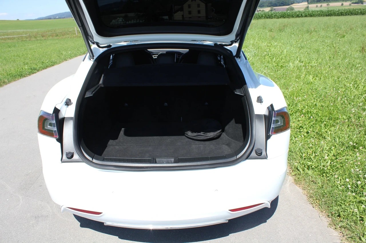 TESLA Model S 70 D-image-5