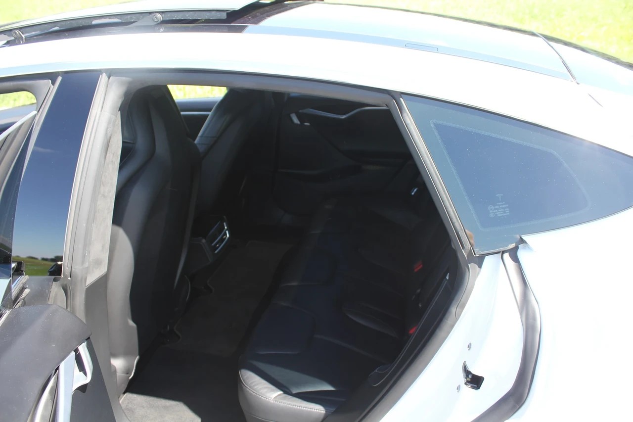 TESLA Model S 70 D-image-7