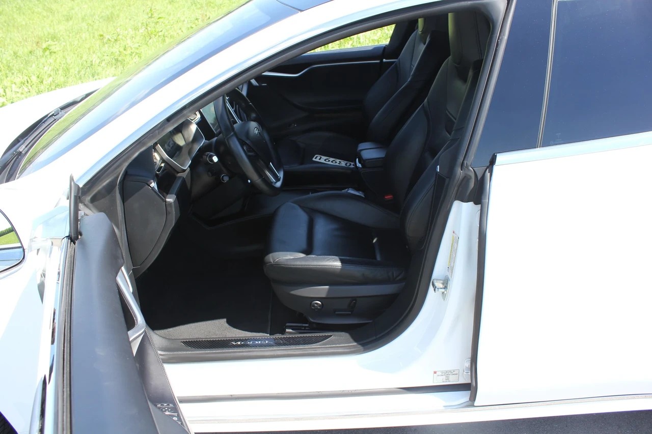 TESLA Model S 70 D-image-8