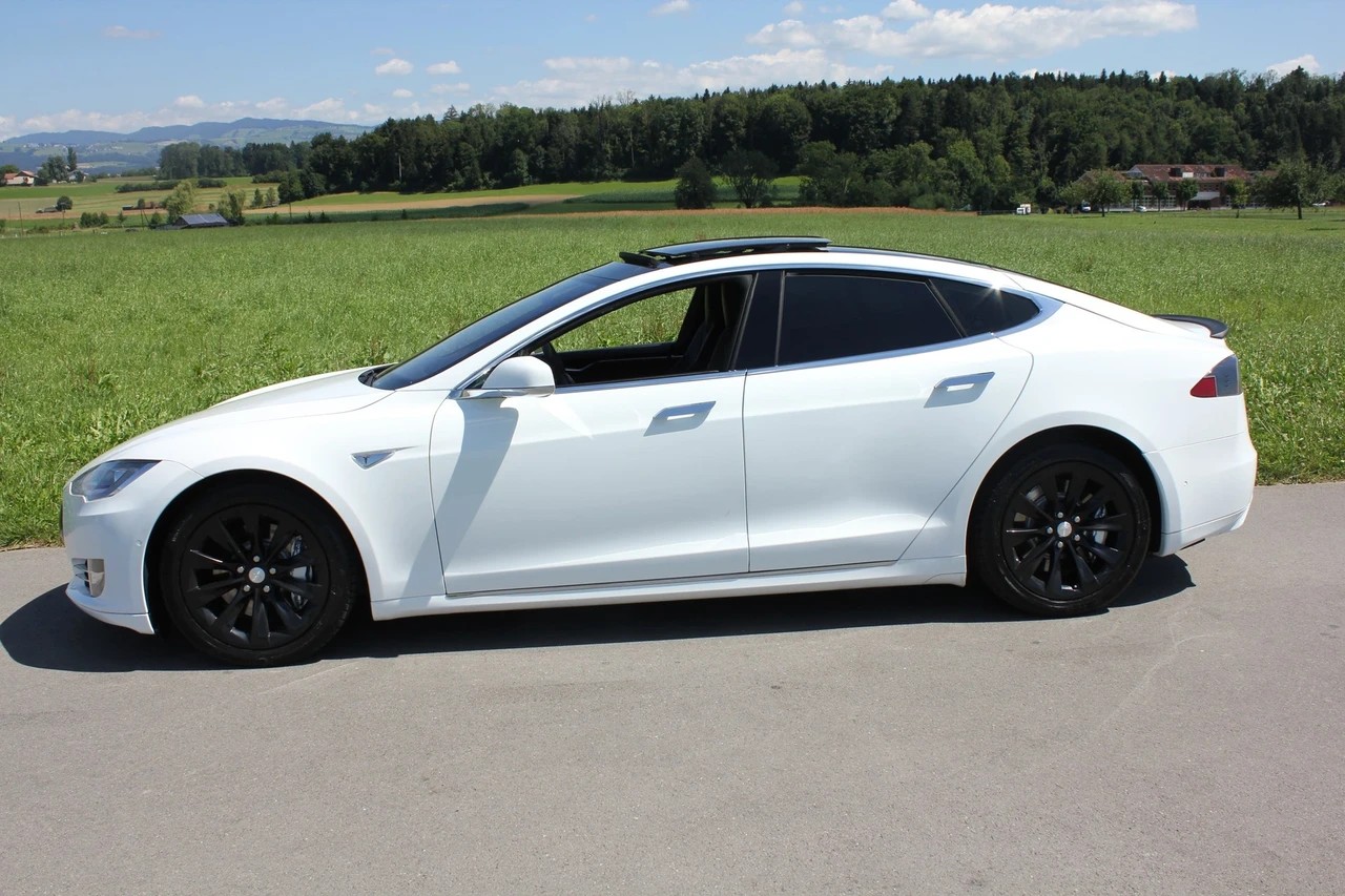 TESLA Model S 70 D-image-4