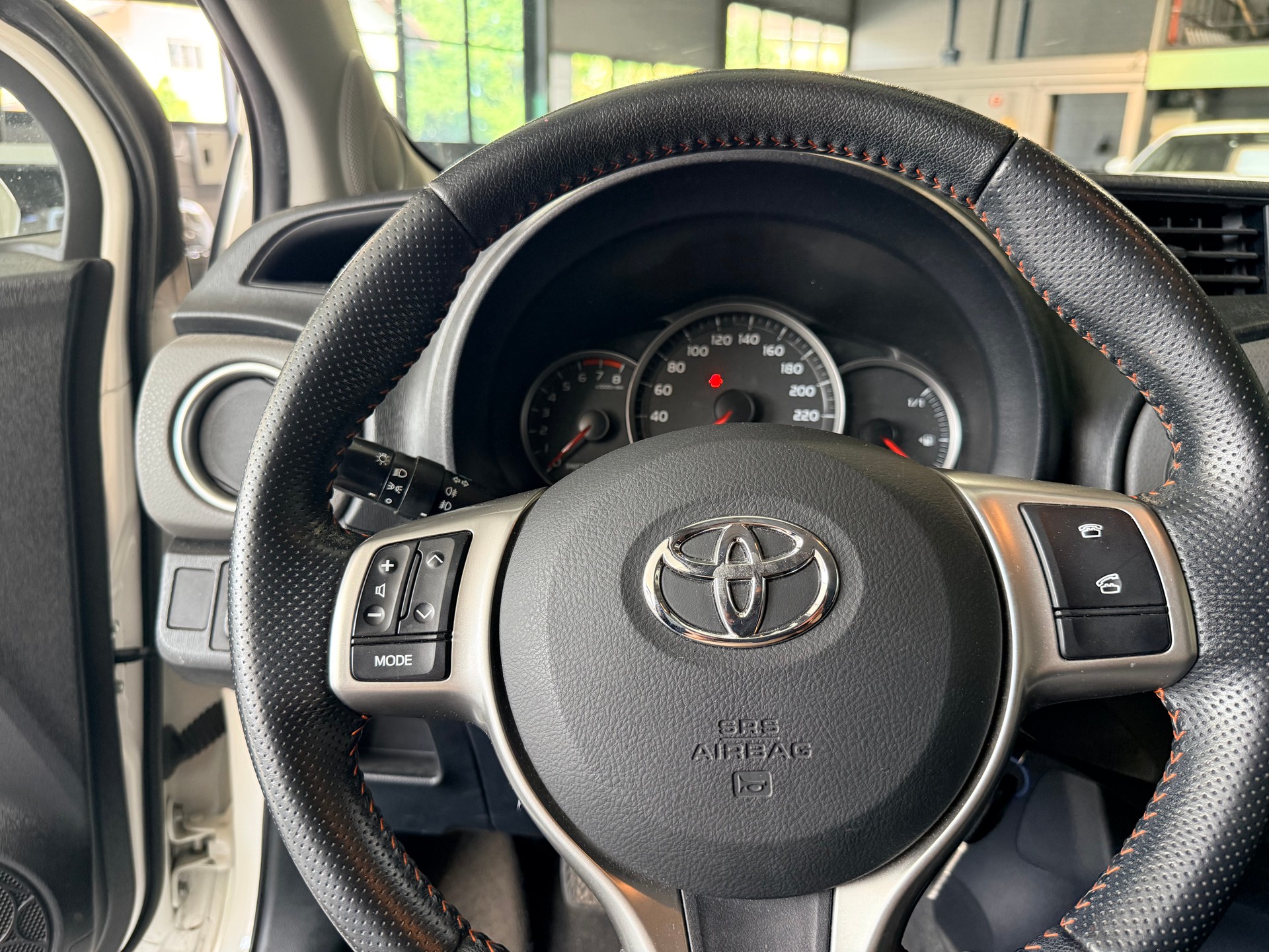 TOYOTA Yaris 1.33 Style-image-12