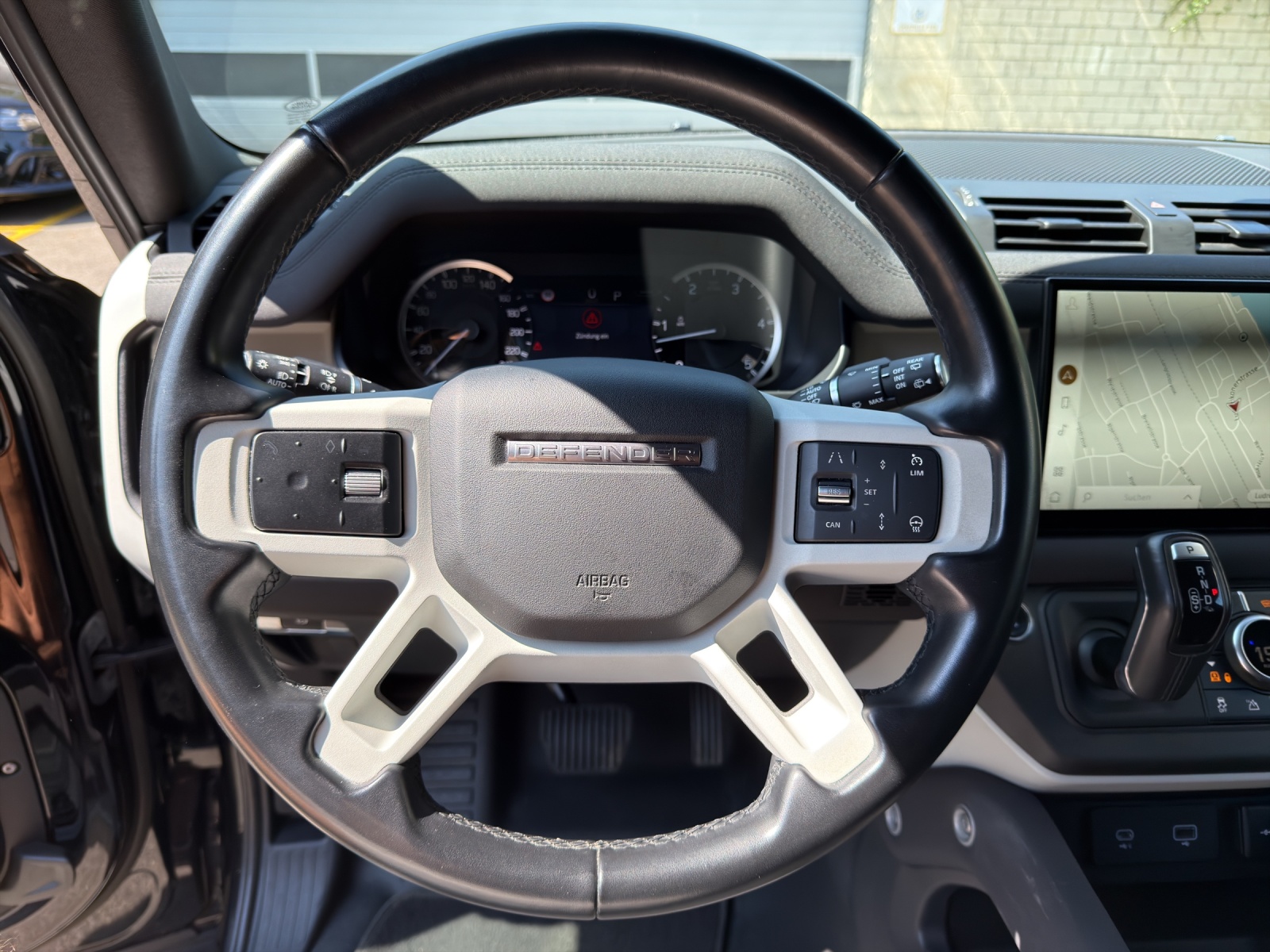 LAND ROVER Defender 110 3.0 D I6 200 SE AWD AT8-image-15