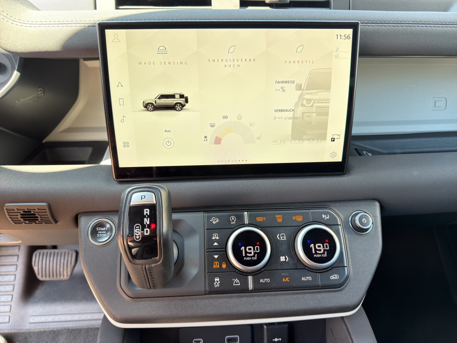 LAND ROVER Defender 110 3.0 D I6 200 SE AWD AT8-image-14