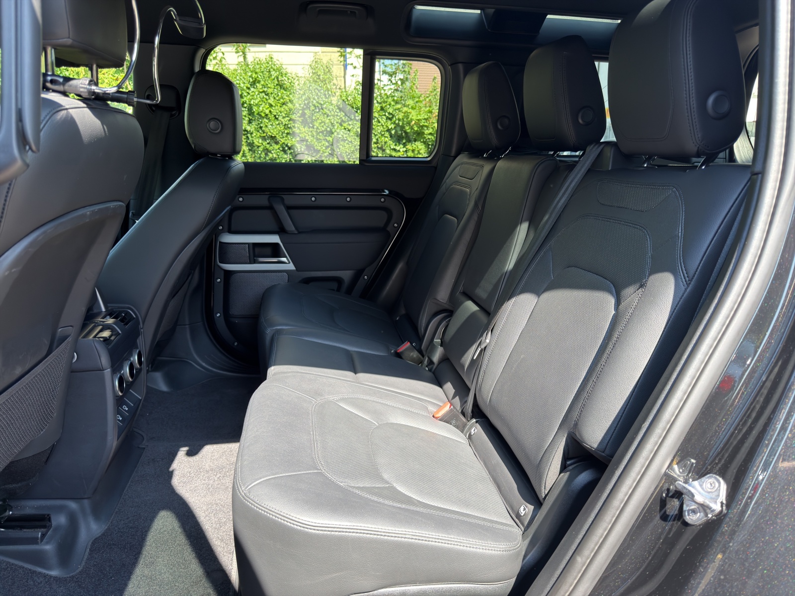 LAND ROVER Defender 110 3.0 D I6 200 SE AWD AT8-image-9
