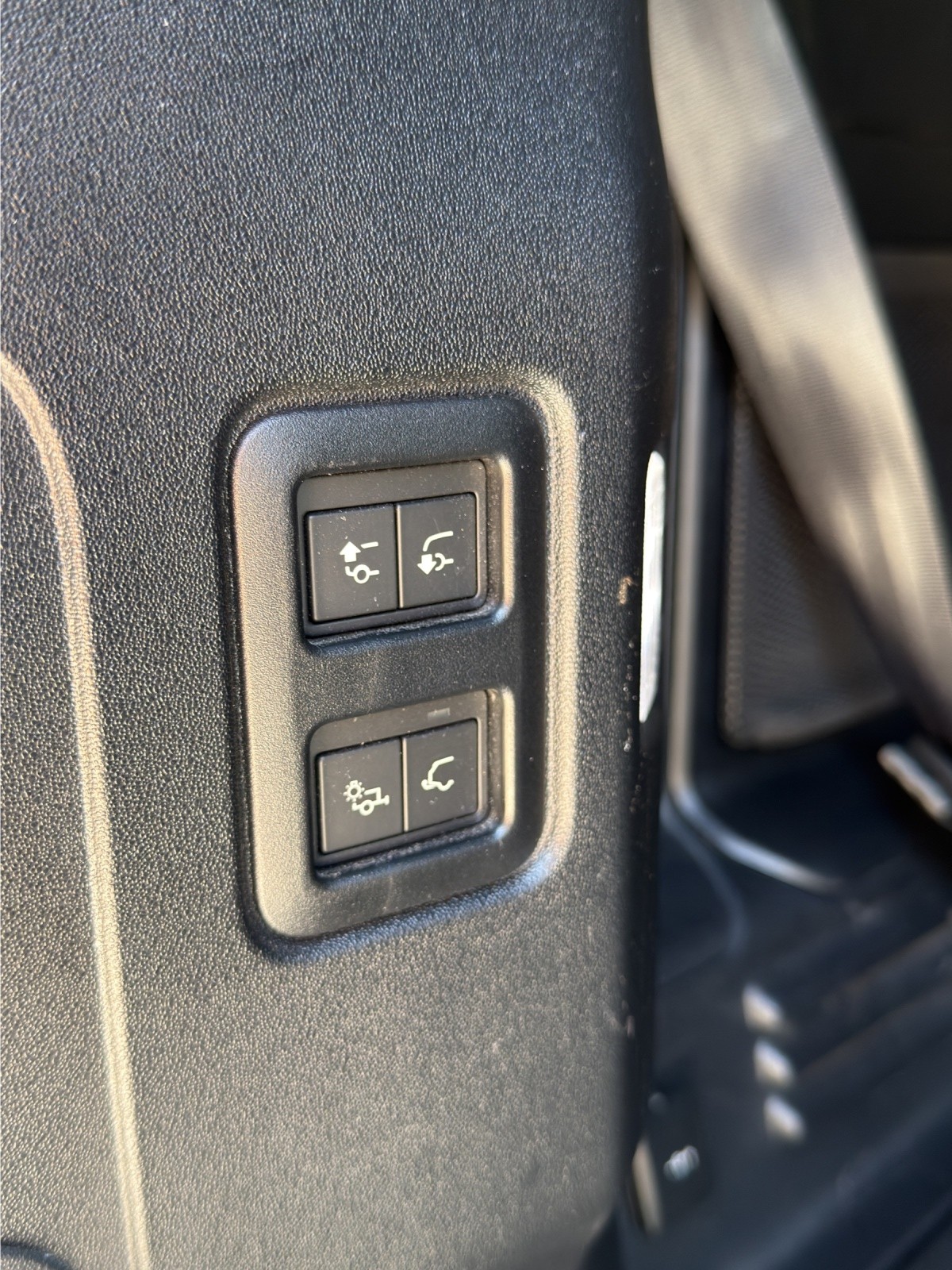 LAND ROVER Defender 110 3.0 D I6 200 SE AWD AT8-image-13