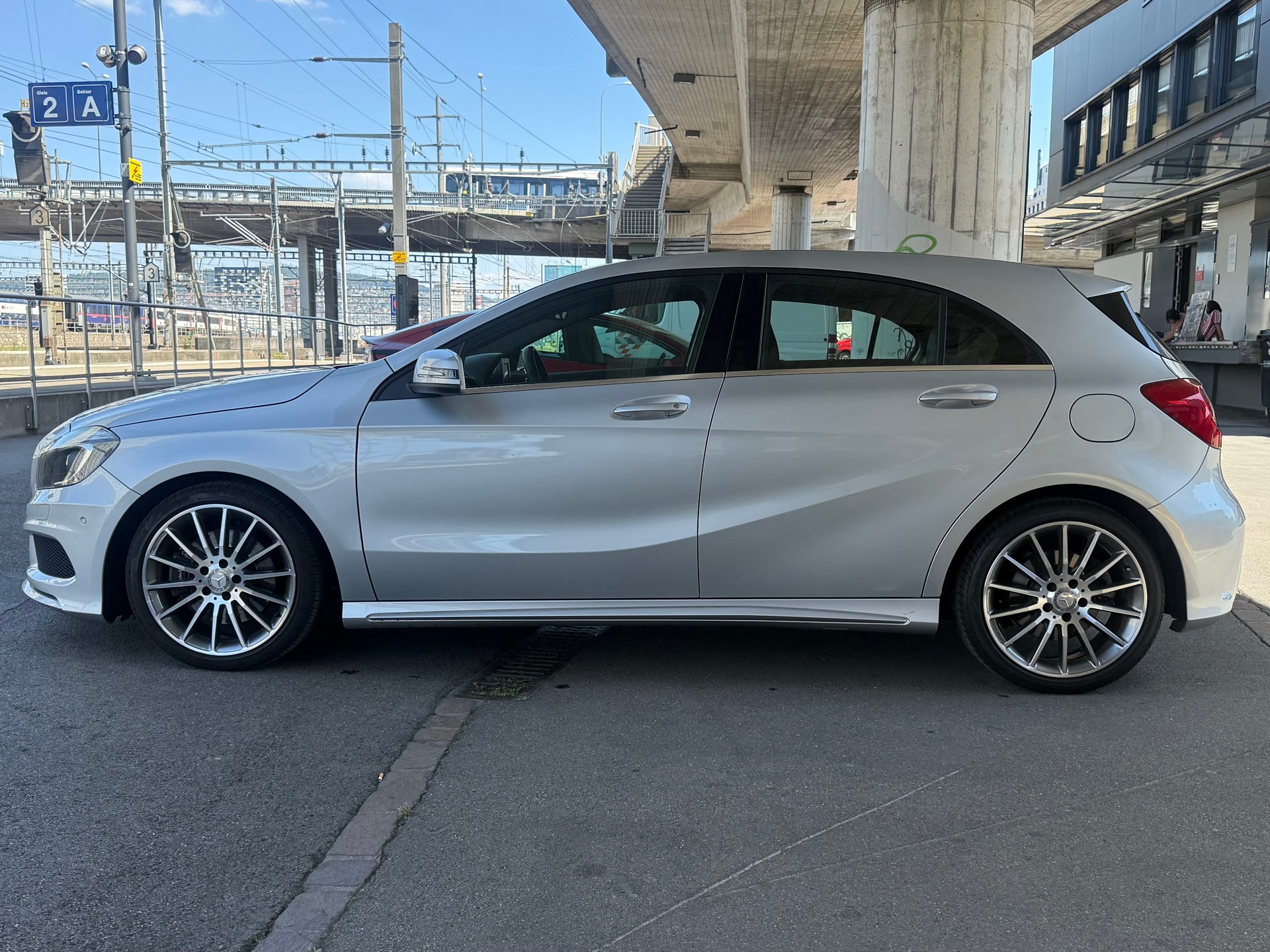 MERCEDES-BENZ A 250 AMG Line 4Matic 7G-DCT-image-4