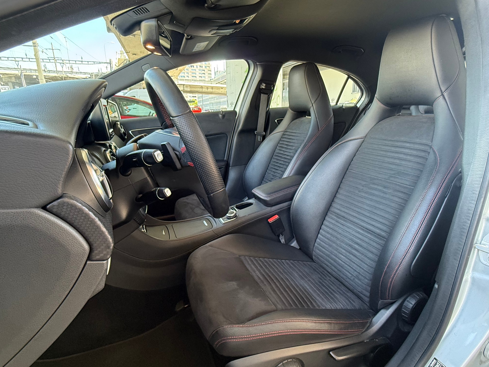 MERCEDES-BENZ A 250 AMG Line 4Matic 7G-DCT-image-10