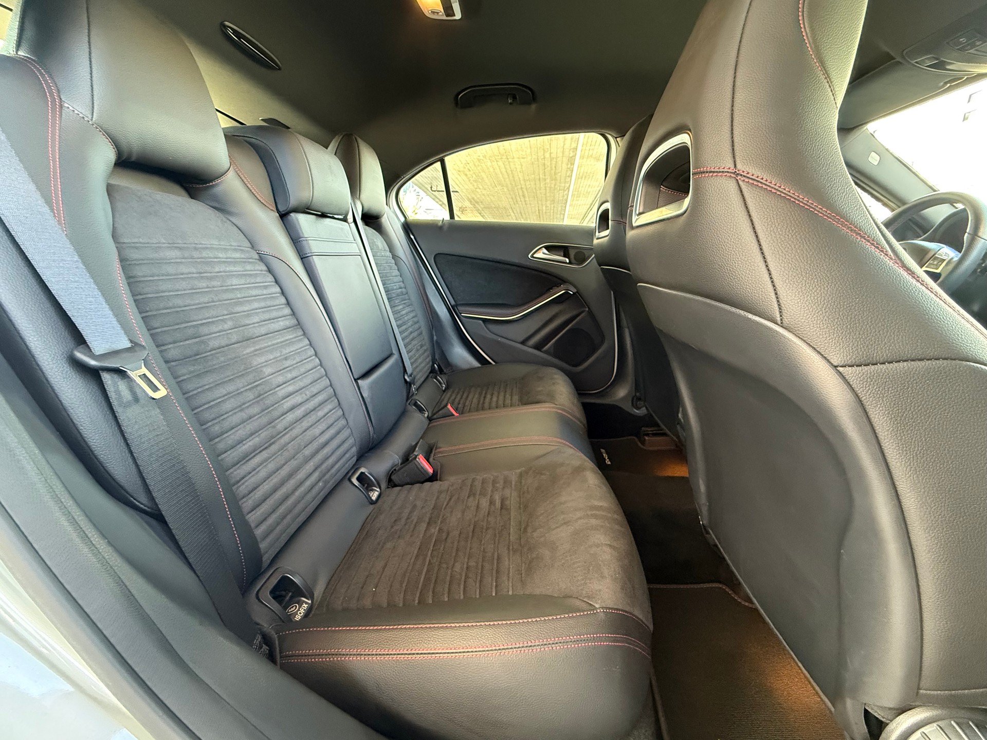 MERCEDES-BENZ A 250 AMG Line 4Matic 7G-DCT-image-13
