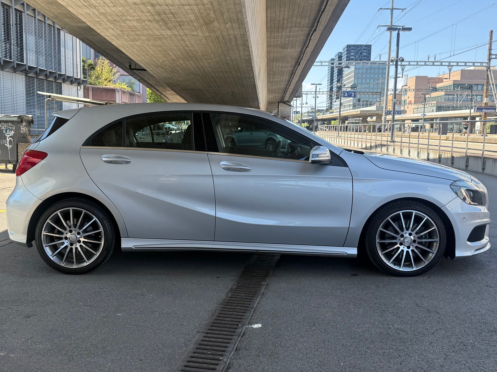 MERCEDES-BENZ A 250 AMG Line 4Matic 7G-DCT-image-3