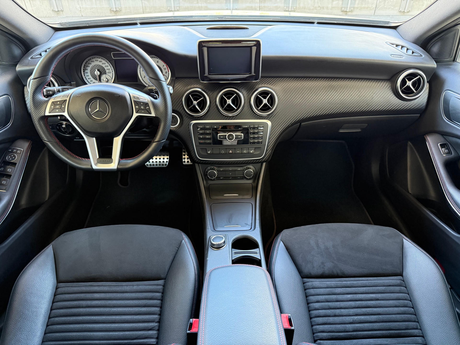 MERCEDES-BENZ A 250 AMG Line 4Matic 7G-DCT-image-8