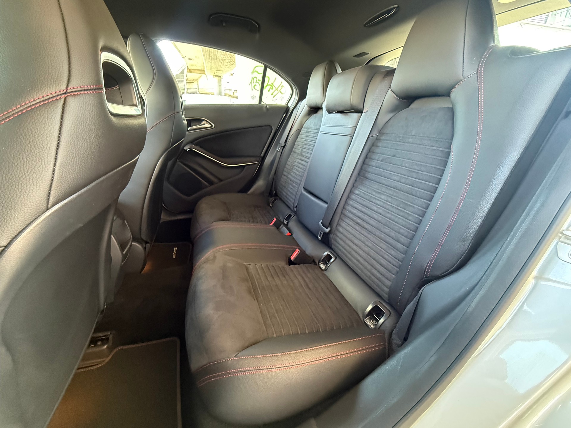 MERCEDES-BENZ A 250 AMG Line 4Matic 7G-DCT-image-12