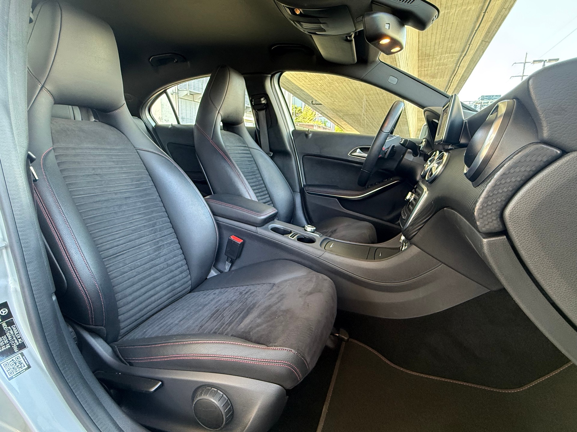 MERCEDES-BENZ A 250 AMG Line 4Matic 7G-DCT-image-11