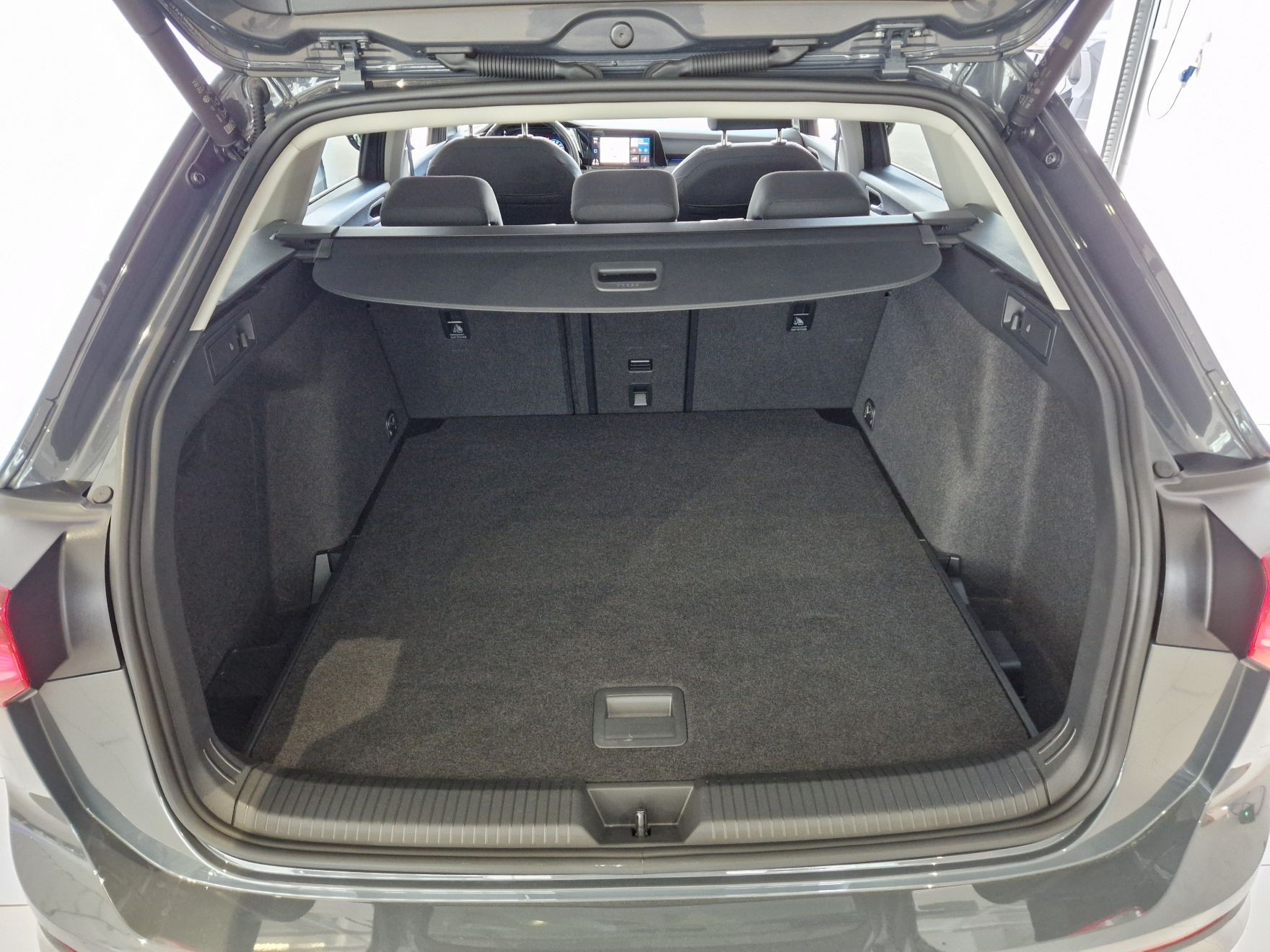 VW Golf Variant 2.0 TSI Style DSG 4Motion-image-5