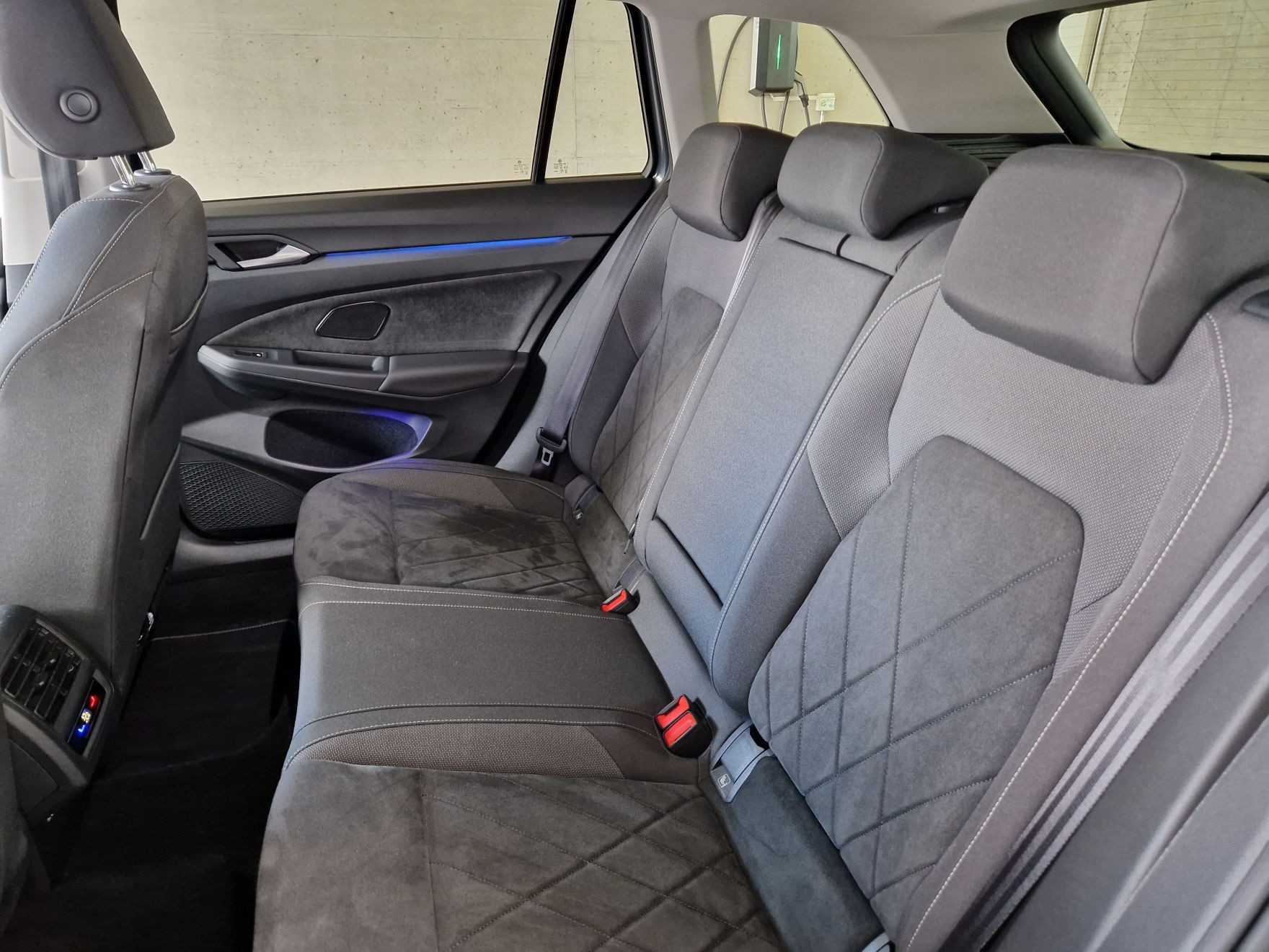 VW Golf Variant 2.0 TSI Style DSG 4Motion-image-8
