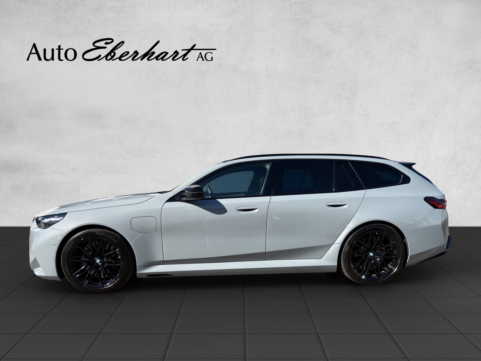 BMW M5 xDrive Touring-showroom-element-2