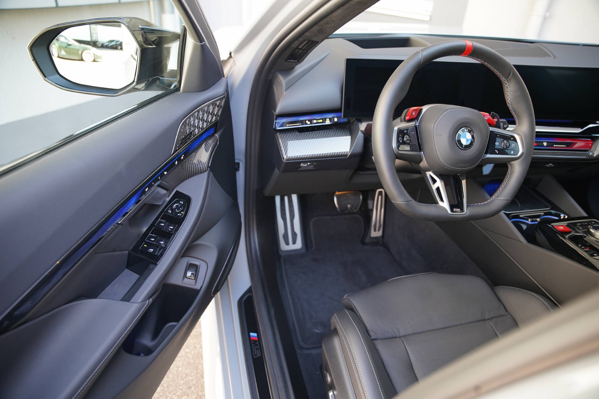 BMW M5 xDrive Touring-image-8