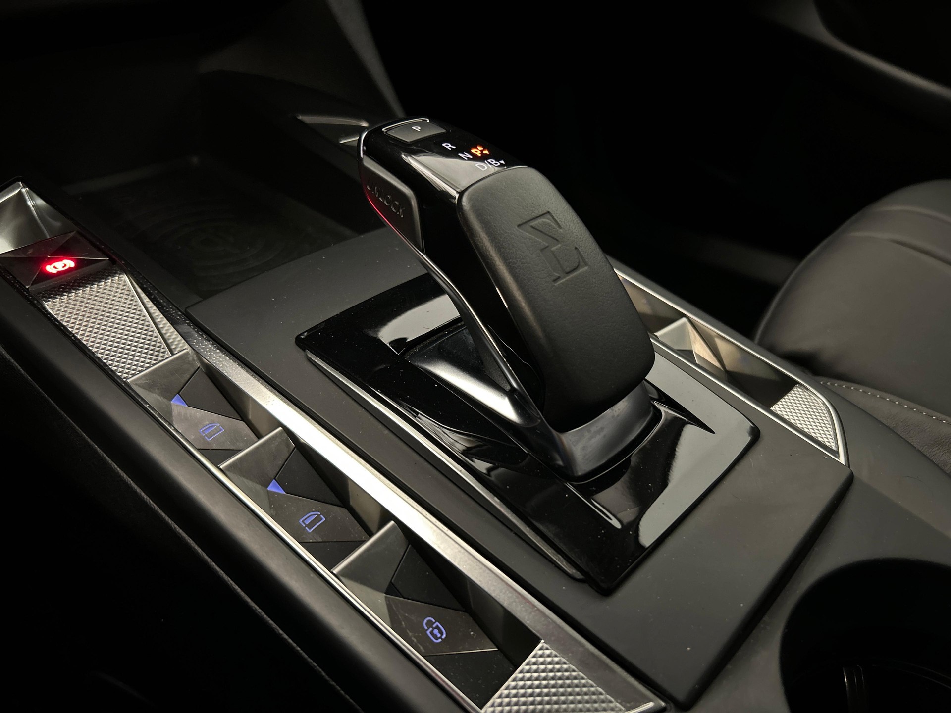 DS AUTOMOBILES 3 Crossback E-Tense So Chic-image-14