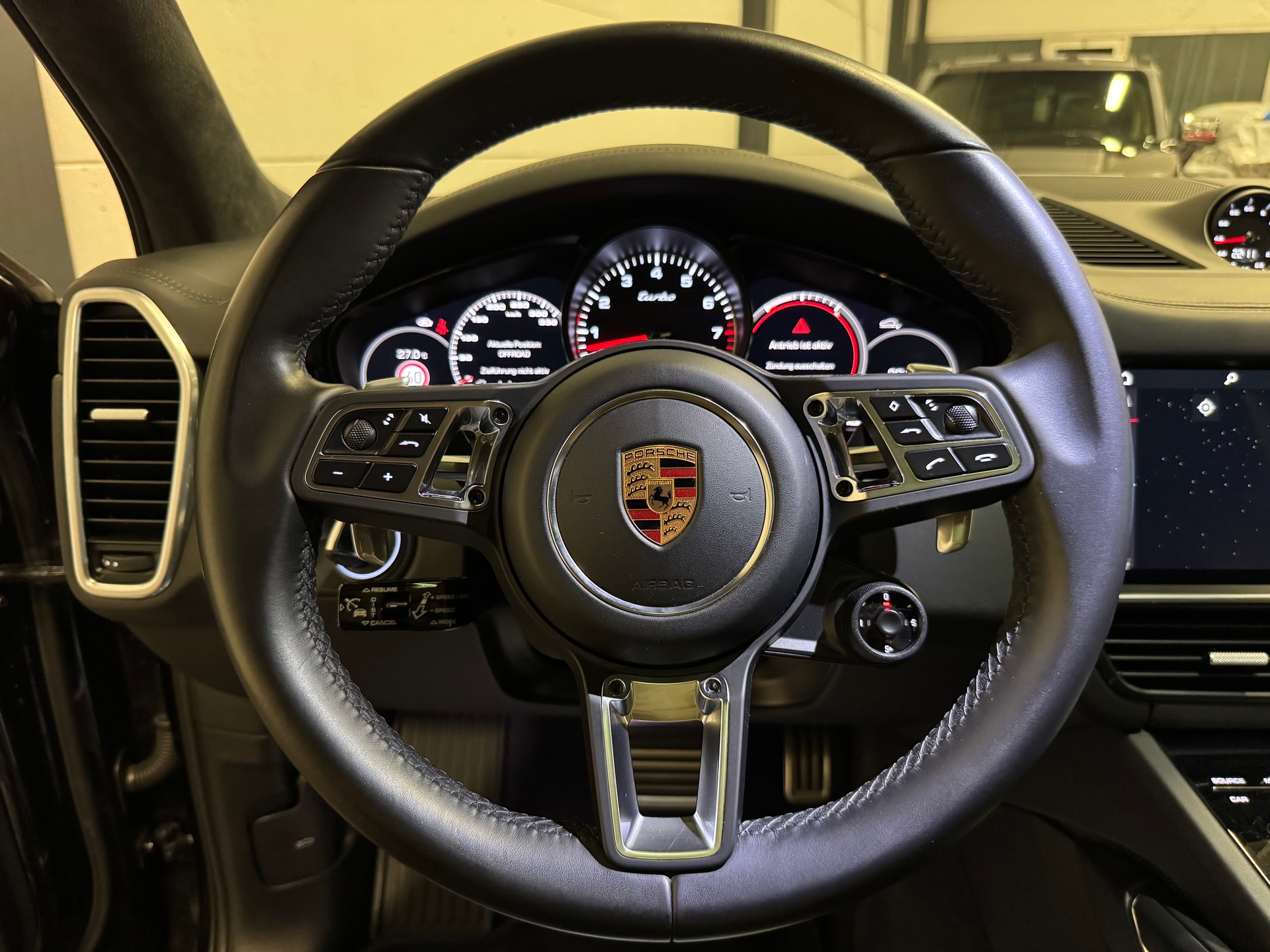 PORSCHE Cayenne Turbo-image-24