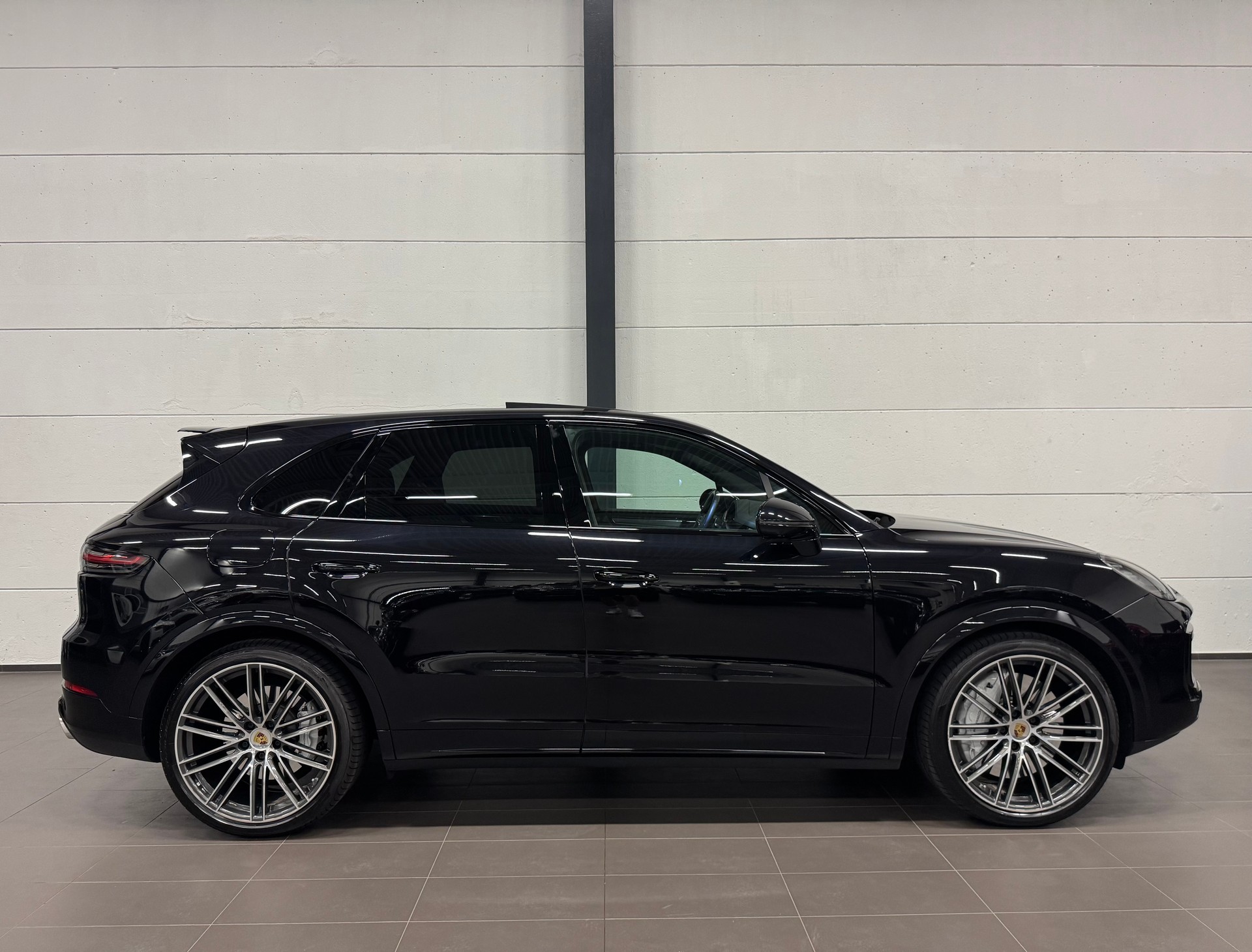 PORSCHE Cayenne Turbo-image-8