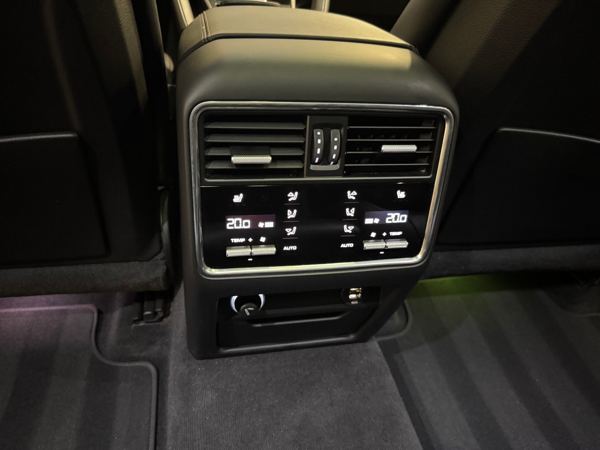 PORSCHE Cayenne Turbo-image-28