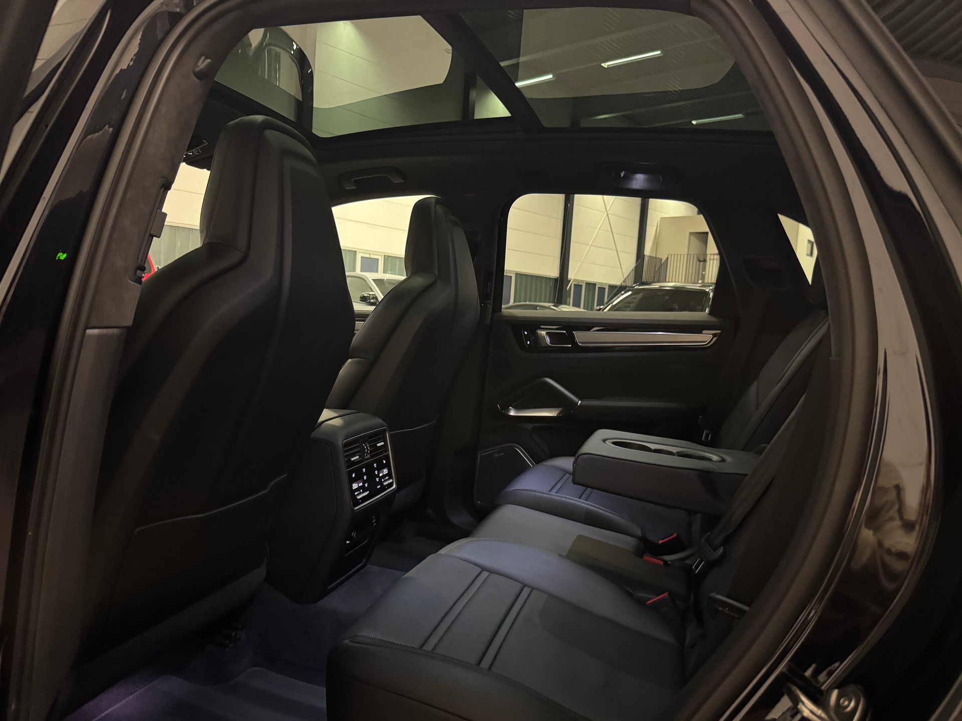 PORSCHE Cayenne Turbo-image-21