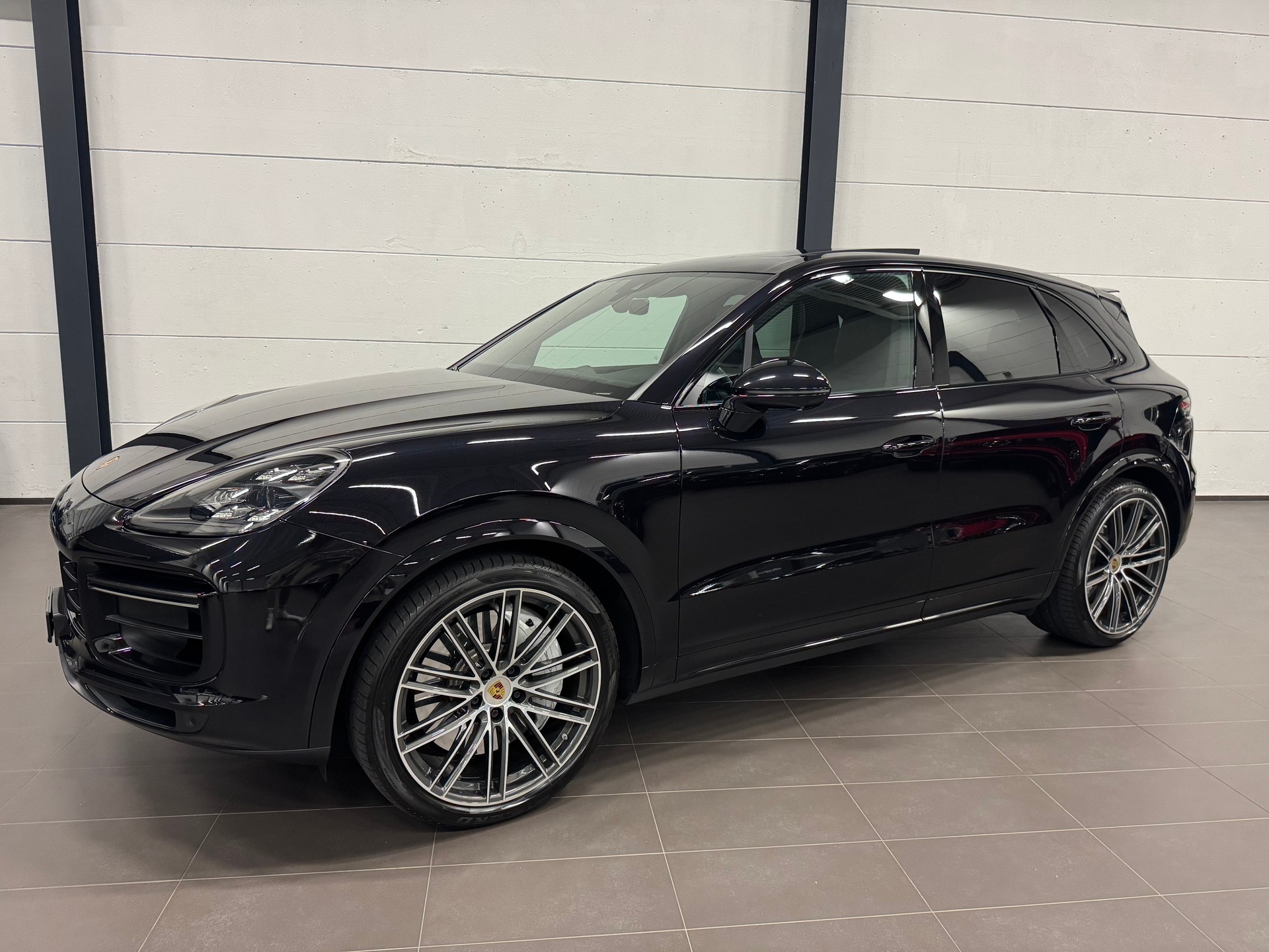 PORSCHE Cayenne Turbo-image-2