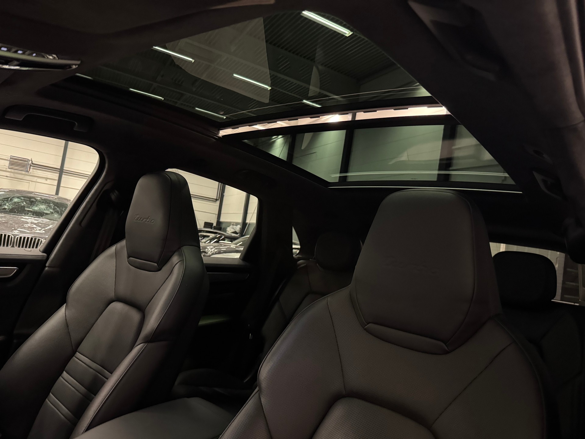 PORSCHE Cayenne Turbo-image-18