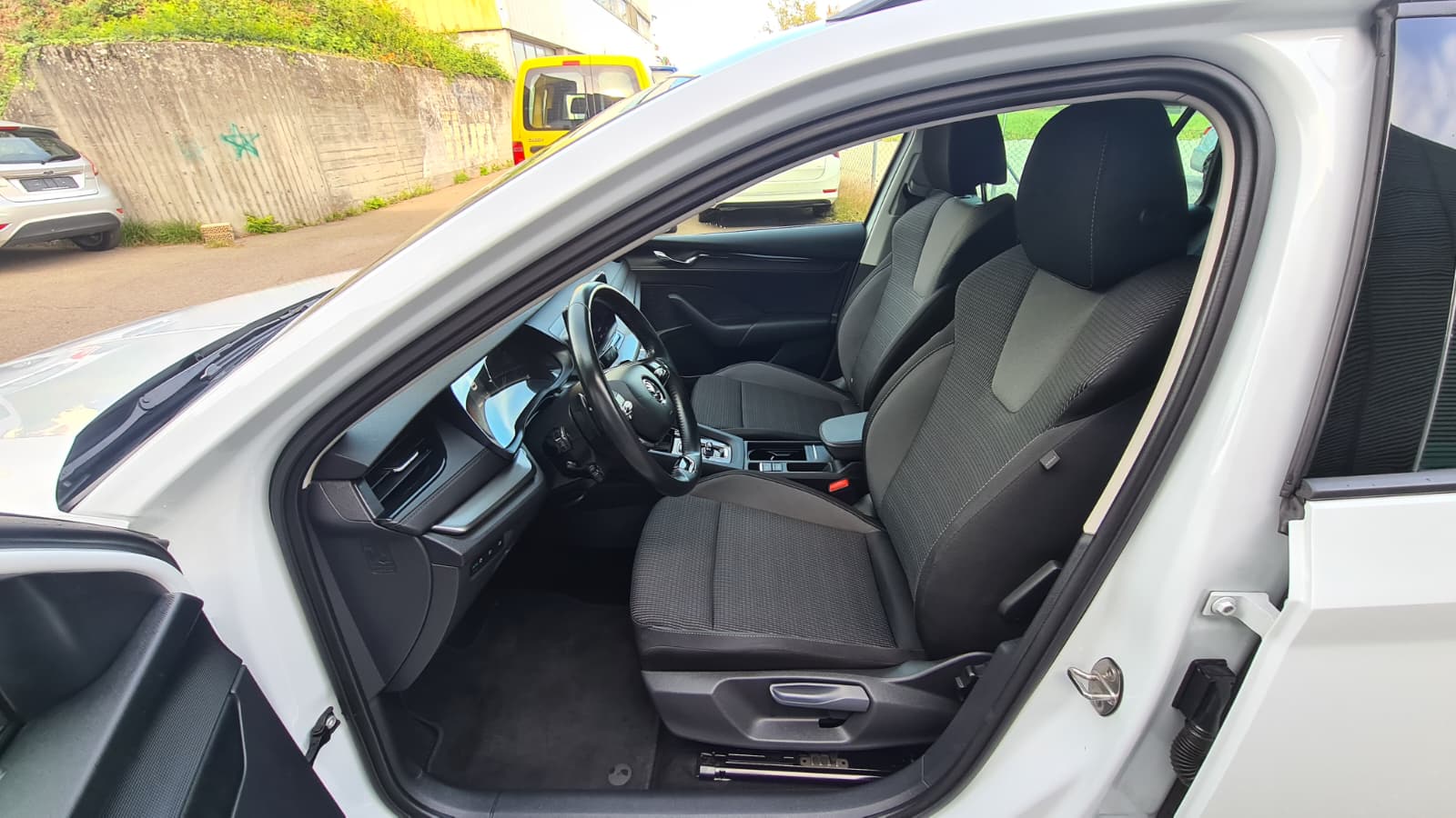 SKODA Octavia Combi 2.0 TSI Ambition DSG 4x4 ** Gr-Navi ** Sitzheizung ** Abstandsregelsysteme ** Anh-Kupplung ** Neues Modell 2023 **-image-16