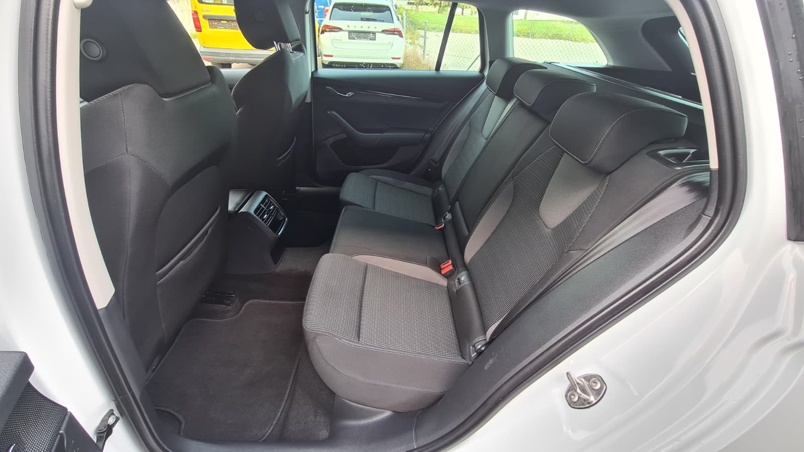SKODA Octavia Combi 2.0 TSI Ambition DSG 4x4 ** Gr-Navi ** Sitzheizung ** Abstandsregelsysteme ** Anh-Kupplung ** Neues Modell 2023 **-image-17