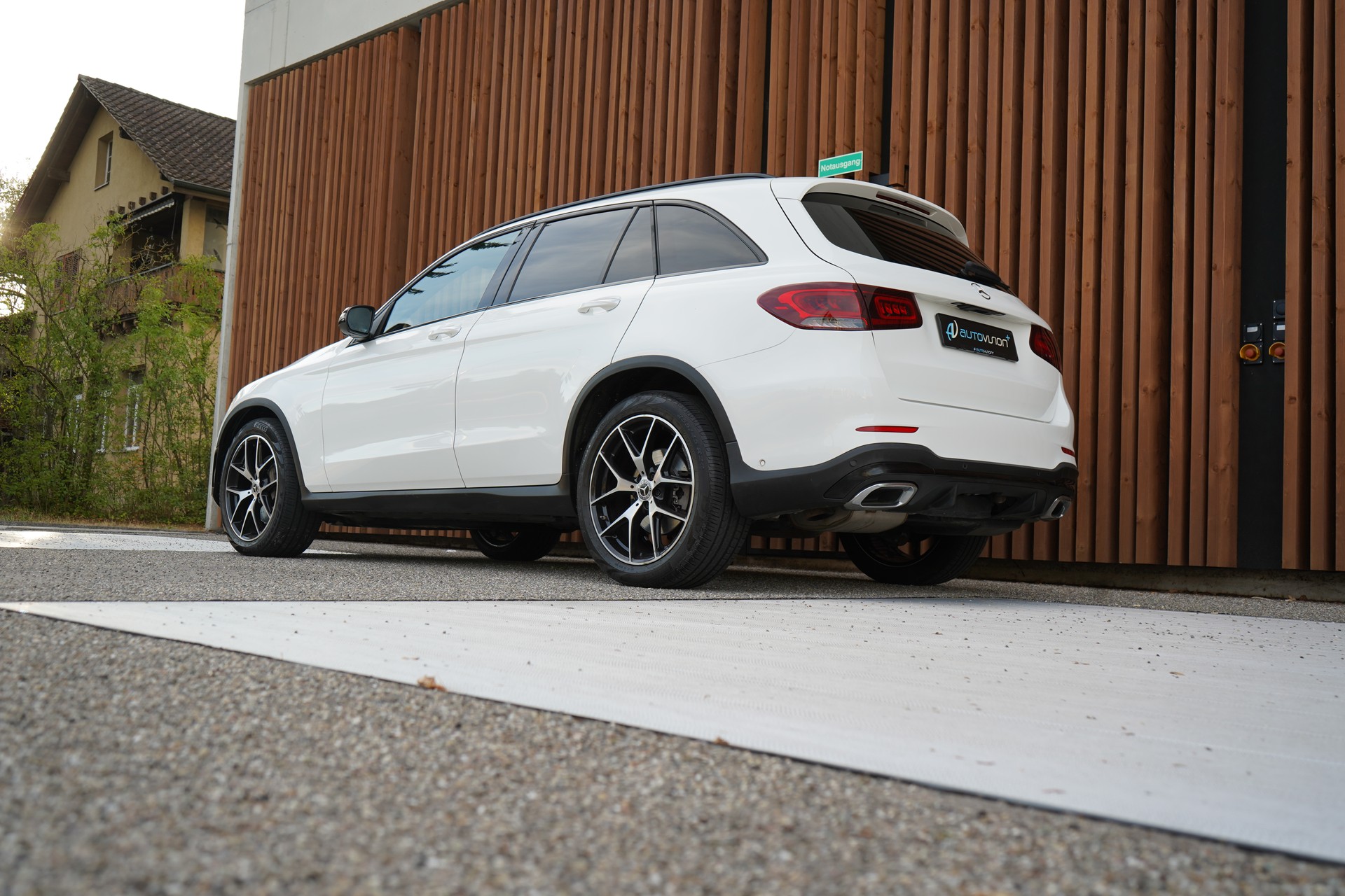 MERCEDES-BENZ GLC 300 d AMG LINE NIGHT 4MATIC 9G-TRONIC l 245 PS-image-8