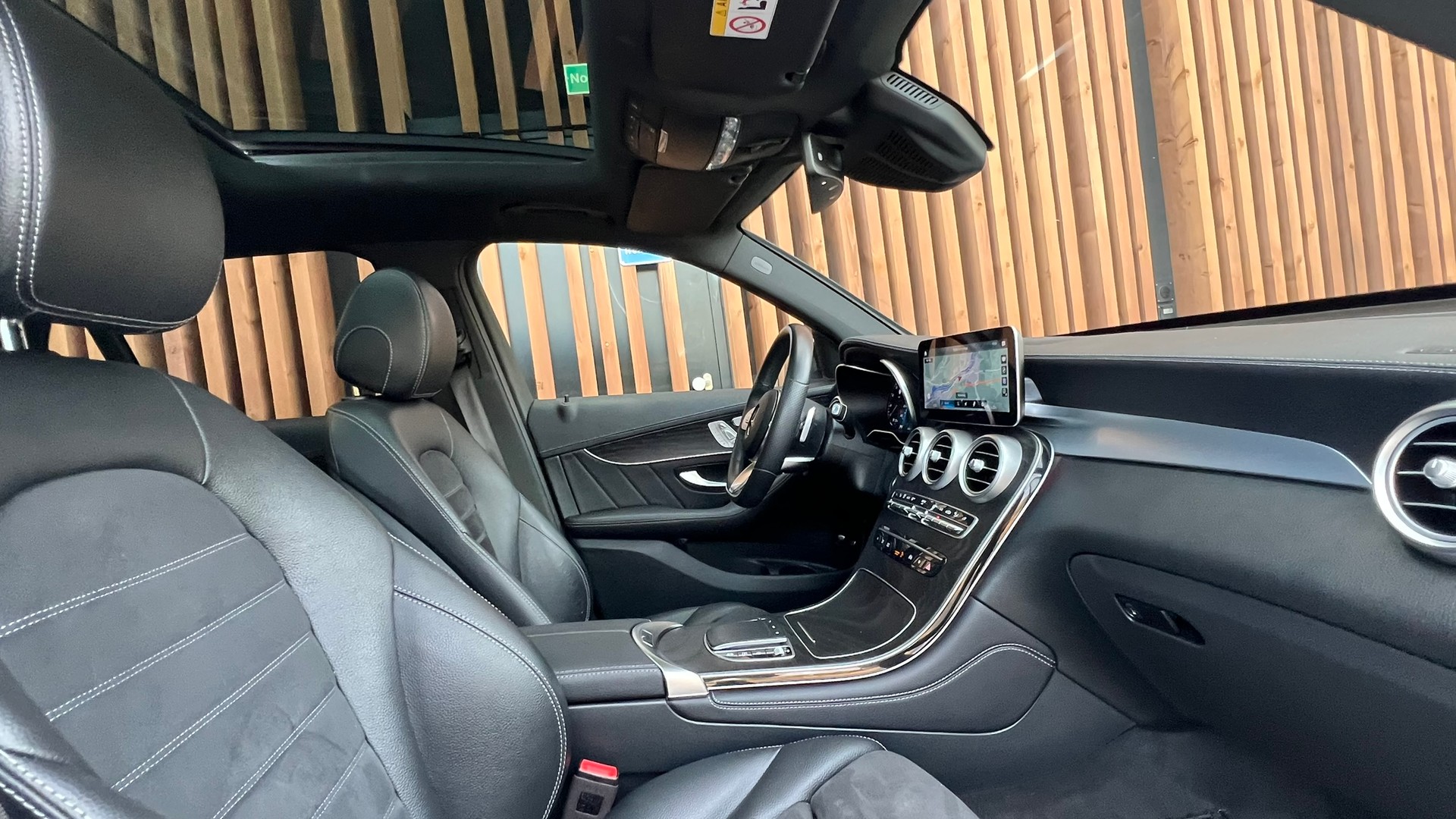 MERCEDES-BENZ GLC 300 d AMG LINE NIGHT 4MATIC 9G-TRONIC l 245 PS-image-24