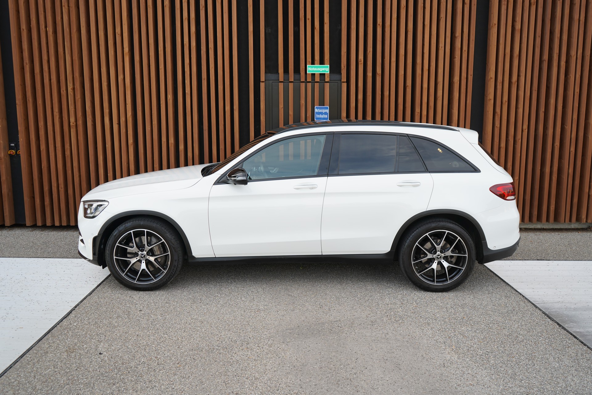 MERCEDES-BENZ GLC 300 d AMG LINE NIGHT 4MATIC 9G-TRONIC l 245 PS-image-5