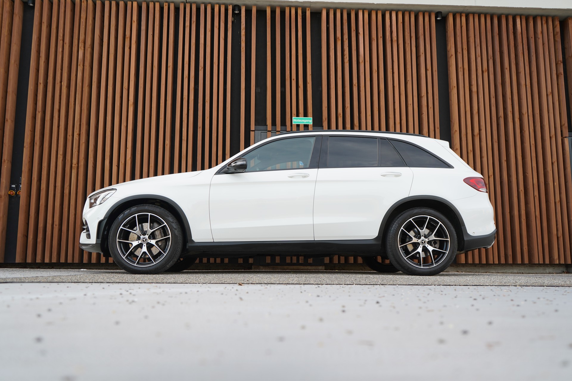 MERCEDES-BENZ GLC 300 d AMG LINE NIGHT 4MATIC 9G-TRONIC l 245 PS-image-3