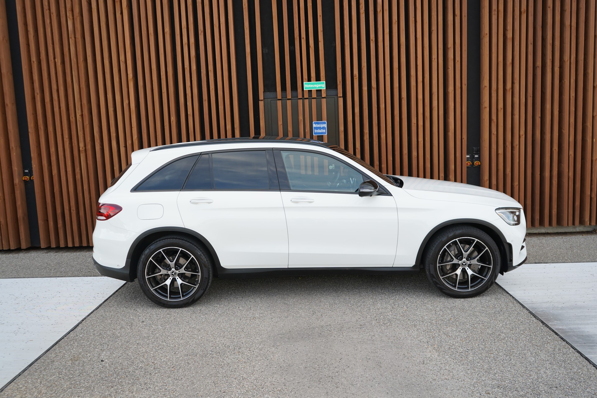 MERCEDES-BENZ GLC 300 d AMG LINE NIGHT 4MATIC 9G-TRONIC l 245 PS-image-4