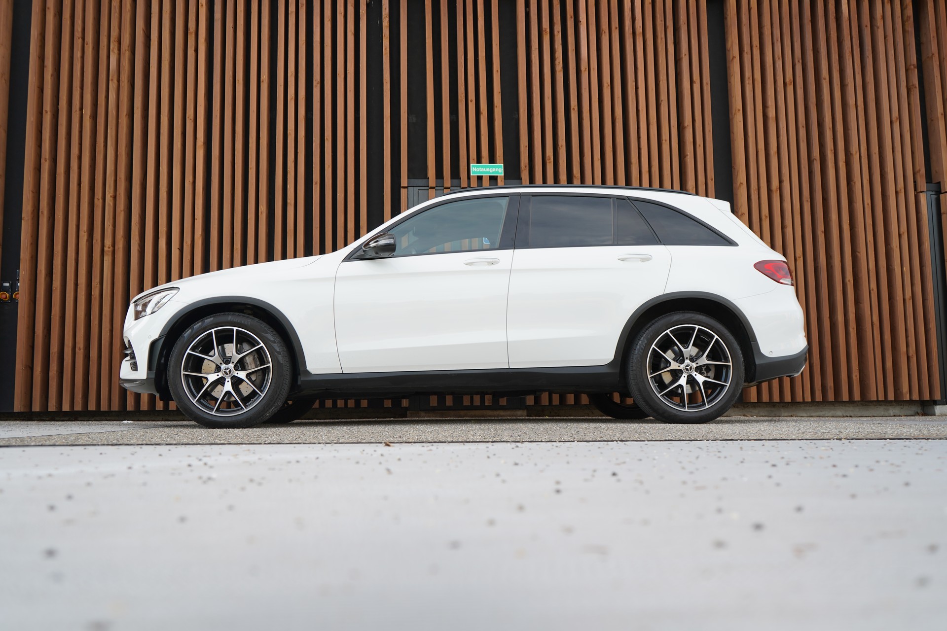 MERCEDES-BENZ GLC 300 d AMG LINE NIGHT 4MATIC 9G-TRONIC l 245 PS-image-1
