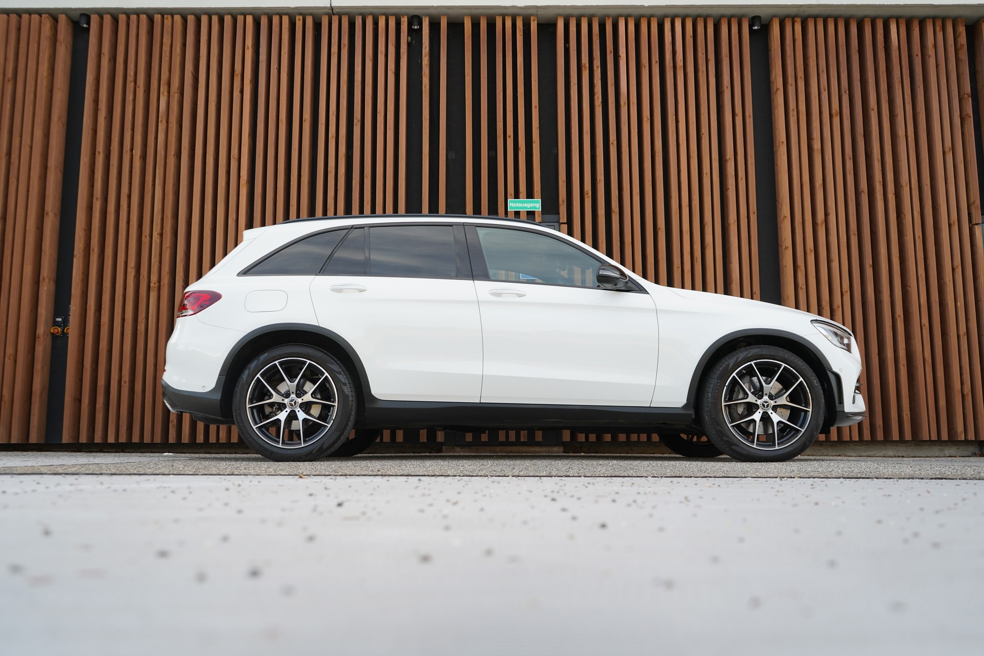 MERCEDES-BENZ GLC 300 d AMG LINE NIGHT 4MATIC 9G-TRONIC l 245 PS-image-2