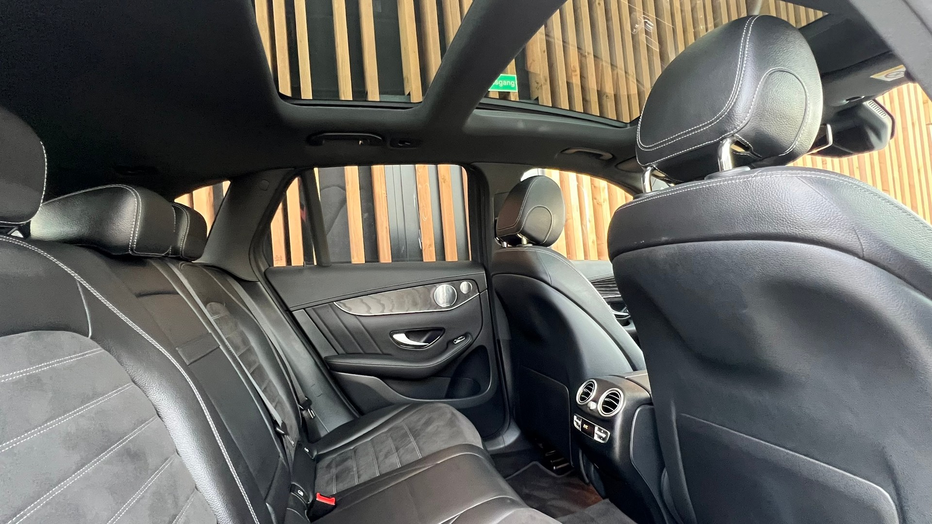 MERCEDES-BENZ GLC 300 d AMG LINE NIGHT 4MATIC 9G-TRONIC l 245 PS-image-29