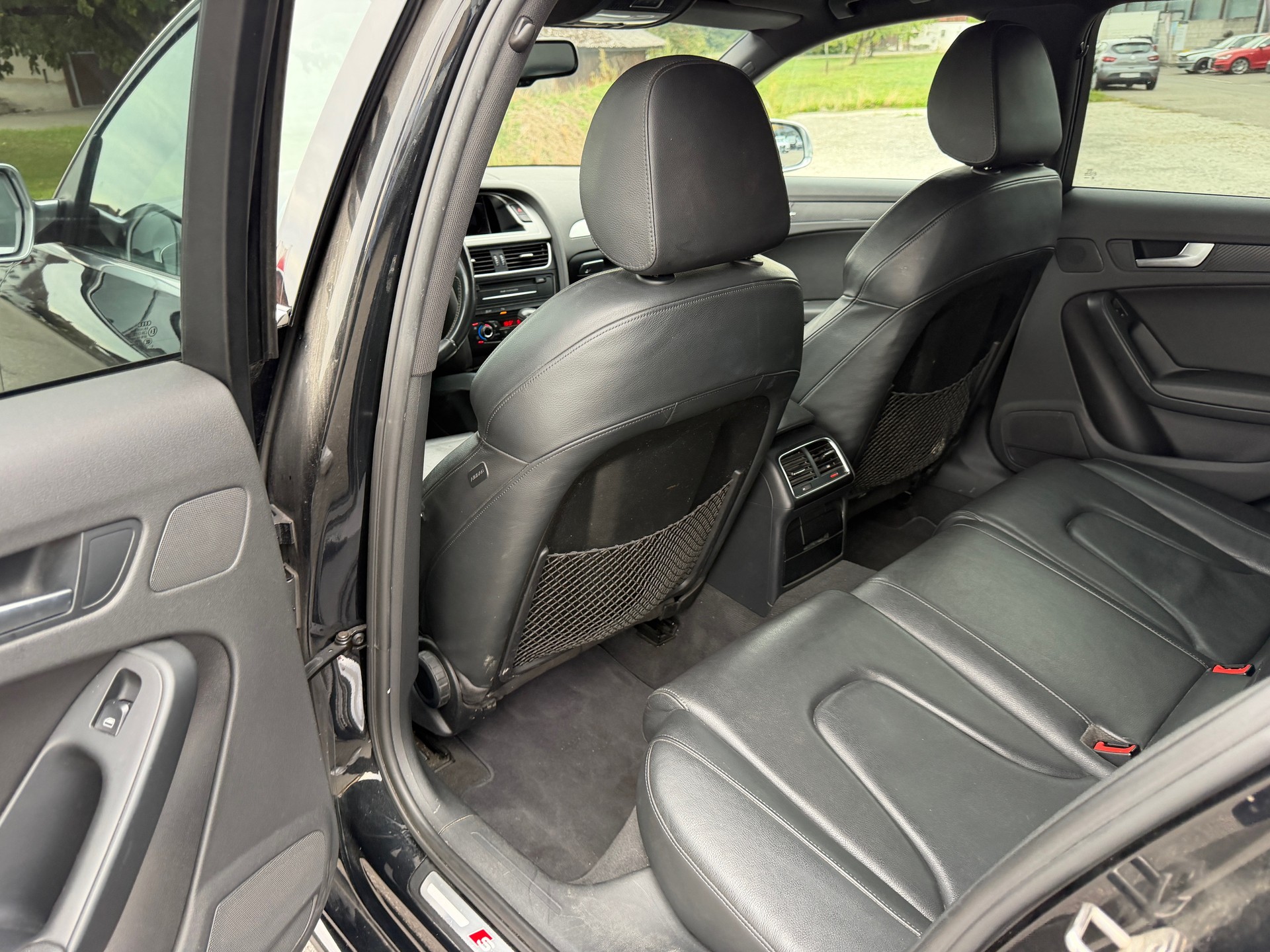 AUDI S4 Avant 3.0 TFSI quattro S-tronic-image-9
