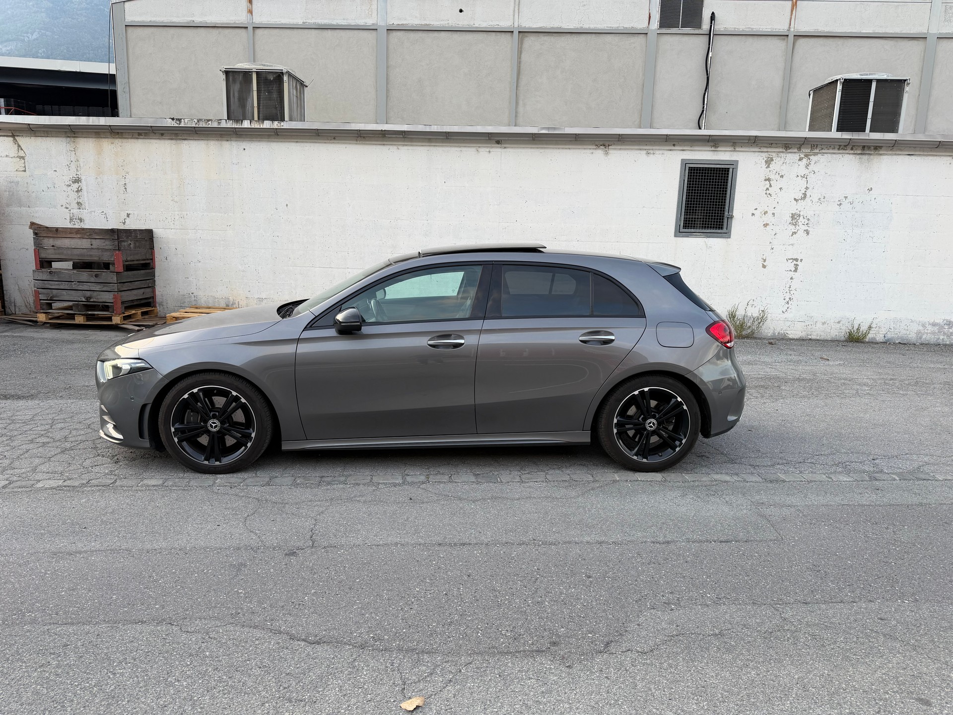 MERCEDES-BENZ A 220 Progressive 7G-DCT 4Matic-image-3