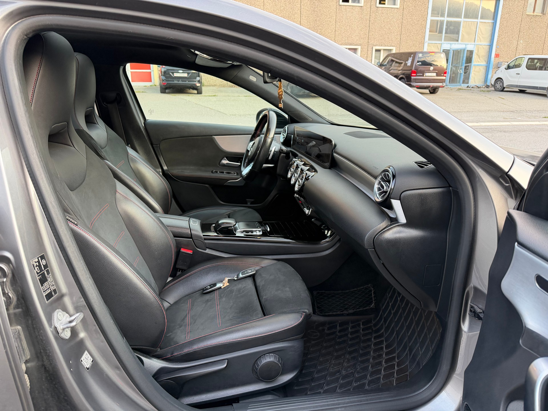 MERCEDES-BENZ A 220 Progressive 7G-DCT 4Matic-image-4