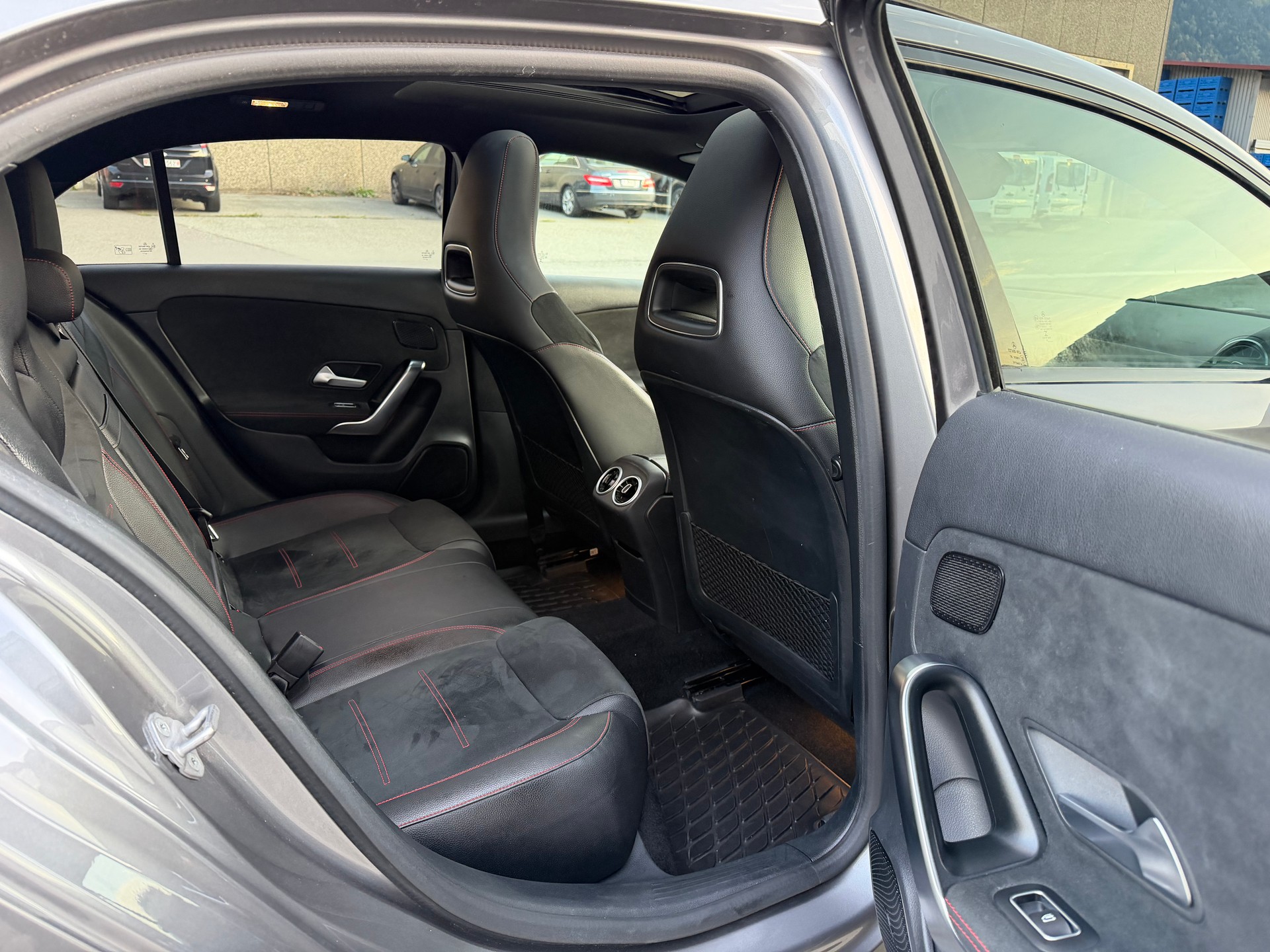 MERCEDES-BENZ A 220 Progressive 7G-DCT 4Matic-image-11